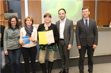 13 biblioteche scolastiche tedesche accreditate: consegnati i certificati. Da dx l'Intendente Höllrigl, l'assessore Achammer e lo staff della BS Bolzano-città