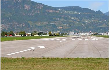 La pista di decollo e atterraggio dell'aeroporto di Bolzano