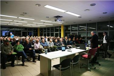 Revisione dei veicoli e sicurezza stradale: sala affollata per l'incontro informativo