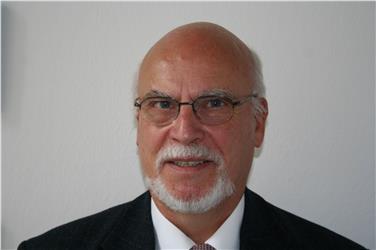 Il relatore, Rudolf Hoberg, professore emerito della Germanistische Sprachwissenschaft an der Technischen Universität Darmstadt e presidente onorario della Gesellschaft für deutsche Sprache
