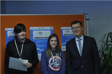 Da sx: i vincitori delle Olimpiadi di italiano lingua seconda, Philipp Augschöll e Lisa Verginer con l'Intendente scolastico Peter Höllrigl (Foto: USP)