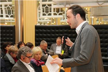 L'assessore Philipp Achammer durante l'incontro con gli assessori comunali alla cultura