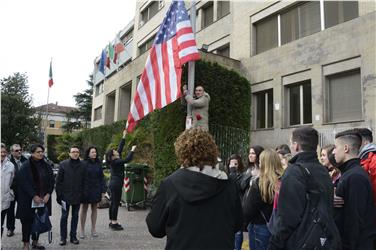 Con l'alzabandiera e il canto dell'inno, al via progretto scambio ITE Battisti-High School Endicott (Foto: USP/M.Diquirico)