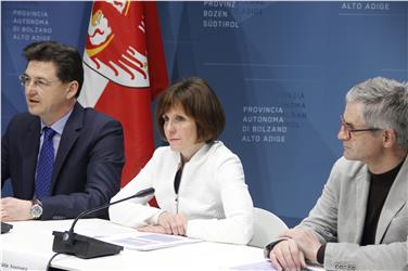 Da sinistra, il direttore dell'ASSE Bizzotto, l'assessora Deeg e il direttore dell'Agenzia per la famiglia Walder (Foto USP/rm)