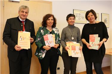 L'inclusione dei bambini con background migratorio è un obiettivo molto importante. Così si è espresso l'assessore provinciale ladino Florian Mussner nel presentare due opuscoli dedicati  (FOTO: USP/R.Clara