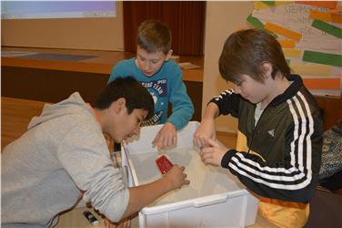 I ragazzi alle prese con gli esperimenti (Foto USP/mpi)
