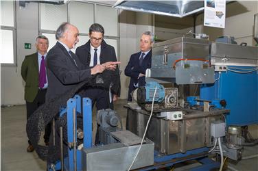 Il responsabile del MIC durante la visita al centro di ricerca con il presidente Kompatscher (Foto Maccaferri-Seehauser)