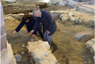 Catrin Marzoli e Florian Mussner tra i resti di epoca romana rinvenuti a Scena