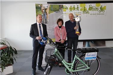 I vincitori dell'anno scorso: Alexander Wallnöfer di Raiffeisen Online, l'assessora Waltraud Deeg per la Provincia di Bolzano e Heinrich Kainz del Comune di Plaus