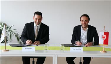 Il ministro Mollers e l'assessore Achammer hanno sottoscritto un accordo per consolidare la cooperazione (Foto USP/Dejaco)