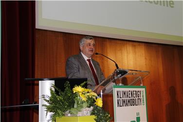 Assessore Mussner al convegno sulla mobilità: Puntare sulla mobilità su bici e mezzi elettrici nonché sulle tecnologie a idrogeno (Foto: USP/I.Aster)