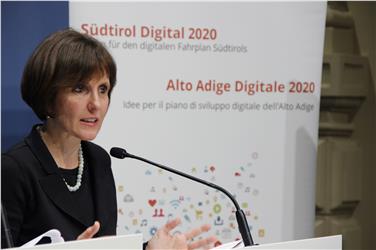 Spingere sempre più verso la digitalizzazione sia la pubblica amministrazione, sia l'economia: una delle priorità dell'assessora Waltraud Deeg