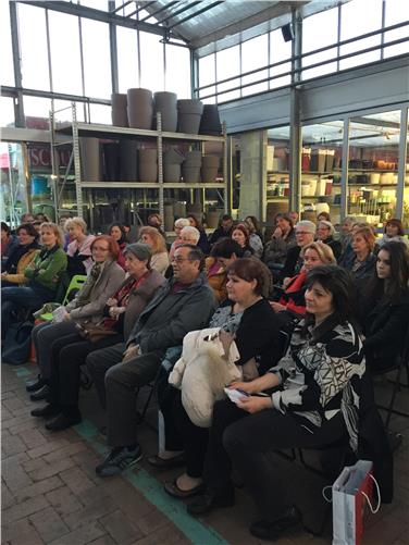 Oltre 50 persone aderenti al progetto di volontariato linguistico “Voluntariat per les llengües” hanno seguito con interesse l’evento letterario loro proposto in questi giorni presso la Giardineria Schullian a Bolzano (Foto: VxL)