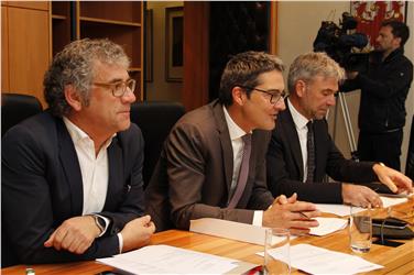 Seduta di clausura fra la Giunta provinciale e il Consiglio dei Comuni: Schatzer, Kompatscher e Schuler nella sala riunioni al secondo piano di Palazzo Widmann
