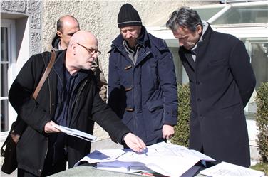 L'esame del progetto di ampliamento di un hotel a Campo Trens. Foto: Martina Pecher