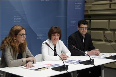 Hanno presentato la piattaforma online per i cittadini: da sinistra, Patrizia Nogler, l'assessora Waltraud Deeg e Günter Sölva (Foto USP/rm)
