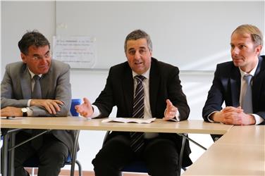 Primo giorno di lavoro come direttore dell'Ufficio caccia e pesca per Luigi Spagnolli (al centro fra Profanter e Unterweger)