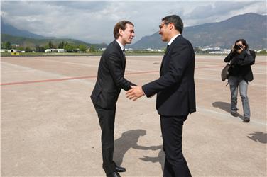 L'arrivo del Ministro Kurz all'aeroporto di Bolzano, dove è stato accolto dal presidente Kompatscher