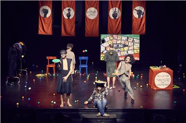 Un'immagine di scena dello spettacolo "Dopodiché stasera mi butto" del teatrale di Milano “Generazione disagio”