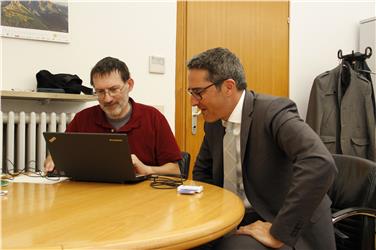 Il presidente Arno Kompatscher durante la firma digitale per l'accordo di programma per il PRU di Bolzano