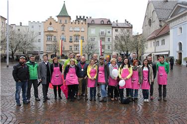 Alle eliminatorie a Bressanone il 9 aprile sono stati individuati i secondi quattro semifinalisti della nuova edizione del concorso di stiratura "Ironman Contest" riservato agli uomini  dell'Alto Adige (Foto: Commissione Provinciale Pari Opport