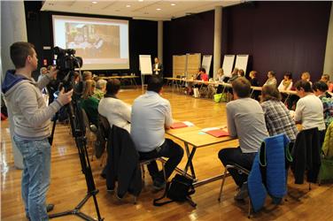 Grande impegno del personale delle case di riposo nel progetto di scambio transfrontaliero: all'Eurac discussi i risultati dell'iniziativa
