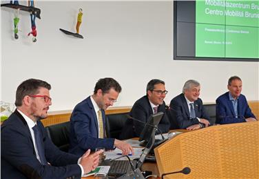 Nuovo centro mobilità per Brunico: il presidente della STA Ausserdorfer, il sindaco Griesmair, Kompatscher, Mussner e Tschurtschenthaler