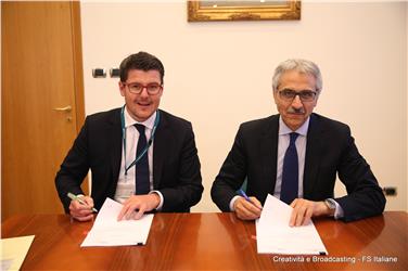 Martin Ausserdorfer e Maurizio Gentile sottoscrivono l'intesa fra STA e RFI per il potenziamento della linea ferroviaria della Val Venosta