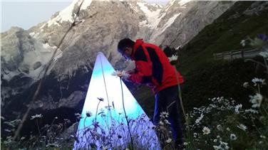 Peter Huemer mentre effettua i suoi studi sulle farfalle locali