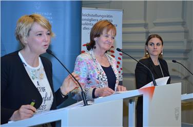 La Consigliera di Parità Michela Morandini, l'assessora Martha Stocker e la presidente della Commissione provinciale per le pari opportunità Ulrike Oberhammer (da sx a dx) hanno spiegato la necessità di una legge contro il mobbing sul post