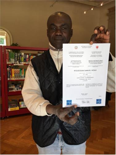 Samuel N’Dah N’Guessan della Costa d'Avorio ha dimostrato che, con l’impegno e un supporto mirato, è possibile imparare da soli una nuova lingua (Foto: Mediateca Multilingue Merano)