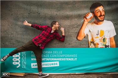 All’infopoint esterno al tendone oltre 300 visitatori sono diventati “amici di Resistenze” facendosi fotografare, da soli o in compagnia, davanti allo striscione ufficiale del Festival (Foto: Piattaforma Resistenze-Stefano Lisci)