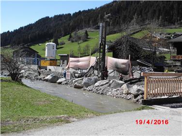 Su una lunghezza di circa 200 metri lungo l'insediamento di Versciaco di Sotto viene costruito un muro ripariale a tutela antipiena (Foto: USP/AgenziaProtezioneCivile)