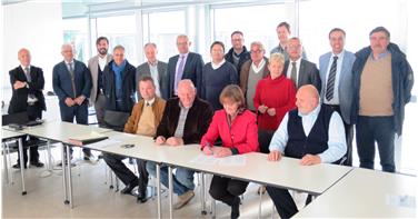 Foto di gruppo con la firma dell'accordo da parte dell'assessora Stocker al termine della seduta
