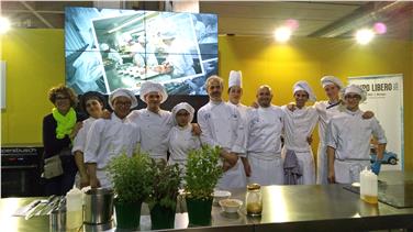 Foto di gruppo al termine dell'esibizione gastronomica alla Fiera del Tempo libero