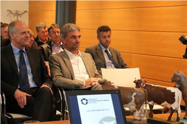 La zootecnia svolge un ruolo di enorme rilevanza per l'agricoltura. Così l'assessore Schuler (al centro) alla riunione plenaria della Lega delle associazioni allevatori (Foto: USP/M.Clara)