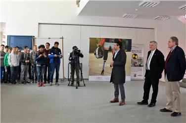 Il direttore della STA, Dejaco, l'assessore Mussner ed il presidente di ITT, Huber, nel corso dell'incontro con gli studenti al Safety Park