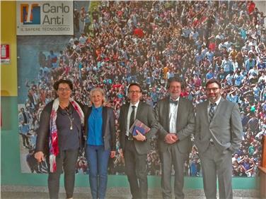 Foto di gruppo al termine della visita all'istituto