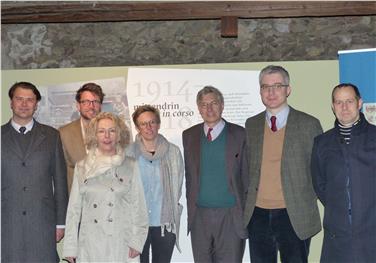 Foto di gruppo per l'inaugurazione della mostra fotografica dell'Archivio provinciale sulla prima guerra mondiale in Tirolo