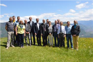 L'assessore Schuler (7° da sx) ringrazia addetti degli Uffici sistemazione Bacini montani neo pensionati