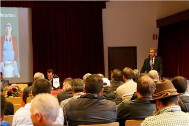 Garantire un prezzo più adeguato per il latte locale. Così l'assessore Schuler oggi 6 maggio alla riunione della cooperativa "Latte montagna Alto Adige"