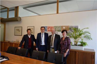 Da sinistra, il direttore d'ufficio Horand Maier, l'assessore Theiner, Gabriel  Hribar e Justina Hribernik
