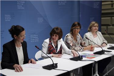La presentazione della settimana della famiglia: Edith Schweigkofler (Renon), Waltraud Deeg, Claudia Furlani (Laives) e Michela De Santi (AIED)