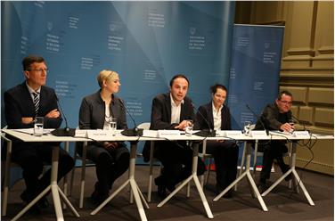 Da sin.: l'intendente scolastico Peter Höllrigl, Michaela Dorfmann, l'assessore Philipp Achammer, Ulrike Stadler-Altmann e Gustav Tschenett.