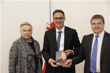 L'opuscolo della Fondazione Golser consegnato al presidente Kompatscher dal professor Wenning e da Inga Hosp