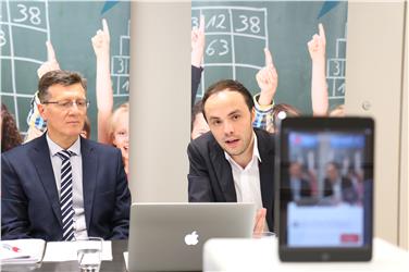 L'assessore Philipp Achammer e l'intendente scolastico Peter Höllrigl hanno dialogato su Facebook in livestream sul nuovo disegno di legge sulla riforma scolastica provinciale