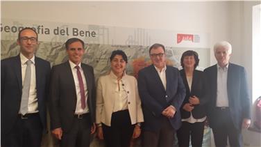L'uscente Theiner con la nuova presidente Giulia Mariagrazia Santoro (terza da sin.) e i membri del Consiglio Federico Caner (Veneto), Mauro Gilmozzi (Trentino), Daniela Larese Filon (Belluno) e Claudio Pedrotti (Pordenone) - Foto: Fondazione UNESCO