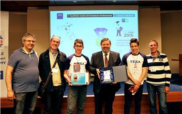 La premiazione di Simone Grec Lazar e Gabriele Moser, allievi della Scuola professionale "Luigi Einaudi" di Bolzano