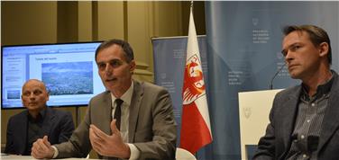 L'assessore Theiner con gli esperti Stockner (a sinistra) e Weber presenta il nuovo ddl (Foto USP/mpi)