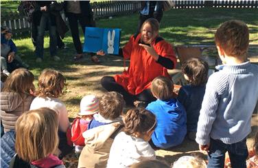 Successo del primo appuntamento dell'iniziativa di promozione alla lettura per bambini dai 3 ai 6 anni "Libri all'aria" al Parco Petrarca a Bolzano (Foto: USP/UfficioBiblioteche)